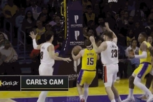 明知山有虎！里夫斯凌波微步直杀内线 倚住防守强攻打中