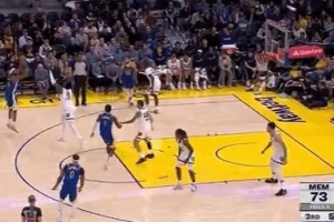 外线开炮！穆迪连续三分命中 帮助勇士扩大领先