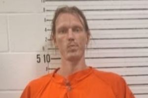 疑似嗑嗨！凯尔-辛格勒因涉嫌殴打&强奸女友被捕 目前已被保释