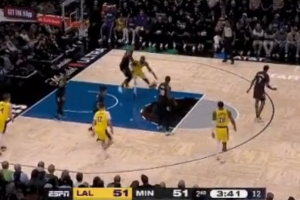 艾顿单打戈贝尔突破完全被罩住 无奈跳起传球直接失误出界