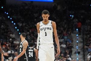 文班：我们全队所有人都在进步 球迷们也是 一切慢慢走向正轨