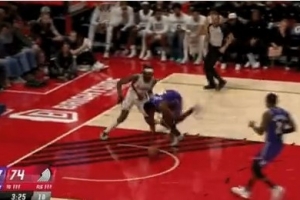 乃父之风！布朗尼灵巧一点助攻范德彪暴扣+突破分球海斯跟进暴扣