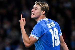 这哥俩霍伊伦、麦克托米奈先后失良机，那不勒斯0-0闷平法鹰