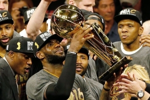 詹姆斯：明夏是骑士夺冠10周年 我们冠军队友会一起旅行打高尔夫