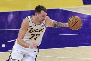 湖人VS马刺首发：小里不打 东契奇领衔湖人对决文班亚马