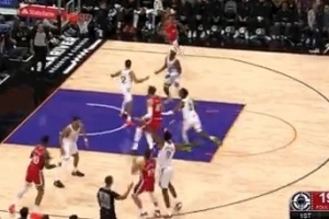 外线开火！博格丹晃开防守 横移加长三分洞穿篮心