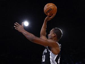 前场双枪！哈里森·巴恩斯砍24分5板 朱利安·尚帕尼拿22分7板5断