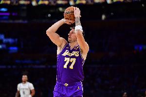 穿针引线！东契奇屡送妙传 全场16中6拿到24分7板12助